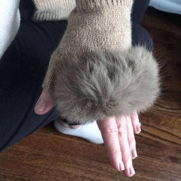 2 Chic Warm Fuzzies Fingerless Gloves Tan - Picture 5 of 5